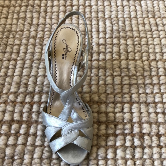 Silver heels - Picture 1 of 2